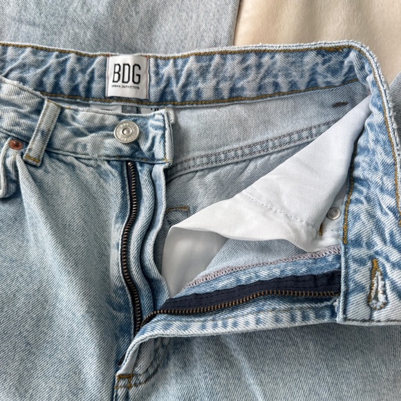 Urban Outfitters BDG Light Wash High-Rise Mom Jeans - Picture 7 of 10